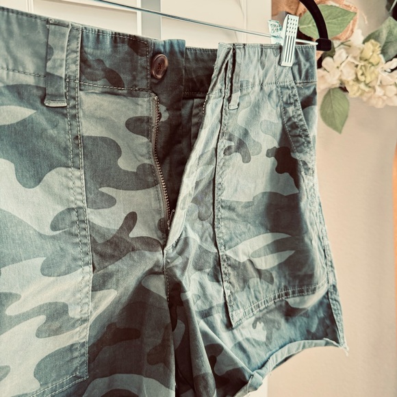 Girlfriend Khaki short size 6 - Picture 10 of 16